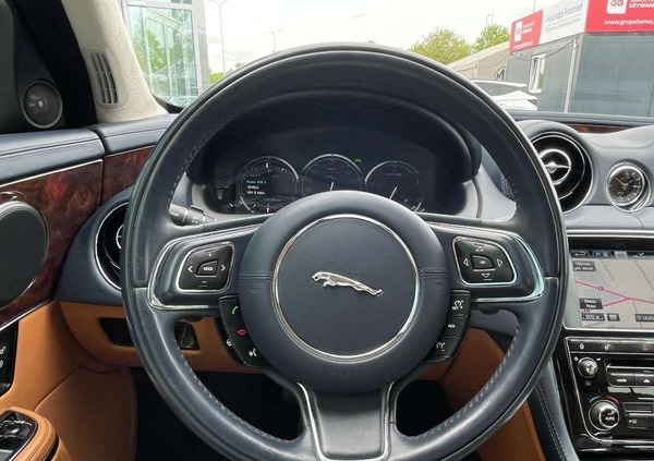 Jaguar XJ cena 99900 przebieg: 136180, rok produkcji 2015 z Stargard małe 667